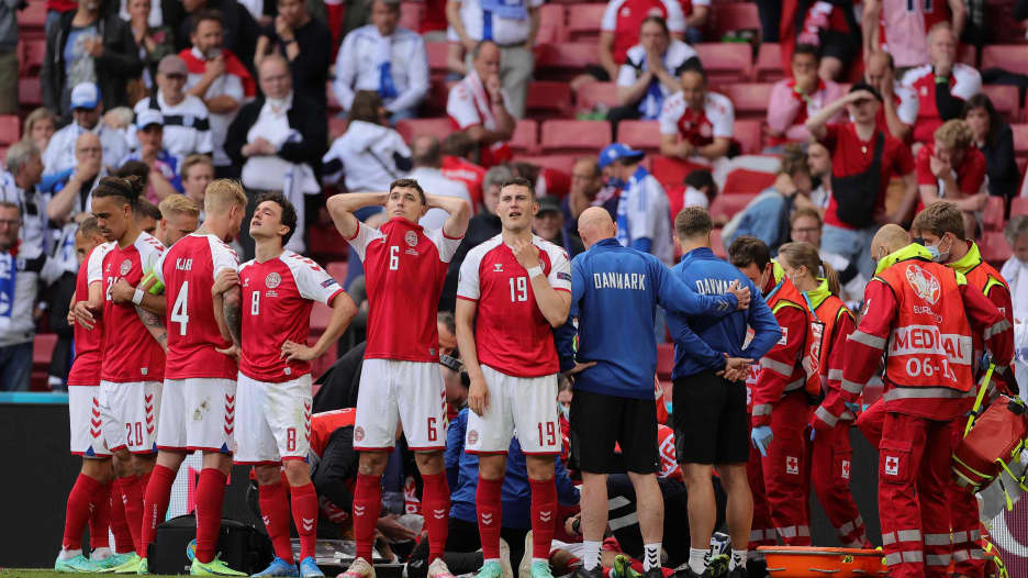 شاهد.. بكاء وتأثر المشجعين لحظة سقوط إريكسن فجأة خلال مباراة الدنمارك وفنلندا