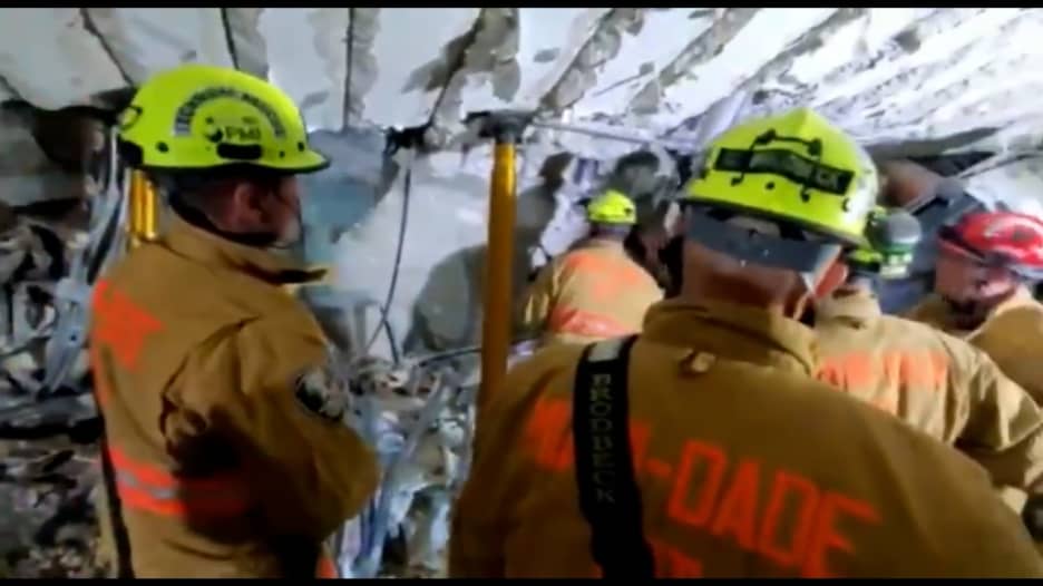 فيديو يظهر عمل فرق الإنقاذ للعثور على ناجين انهيار مبنى في فلوريدا