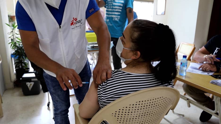 وسط الأوضاع المعيشية الصعبة.. افتتاح مركزي تطعيم في لبنان لمواجهة كورونا