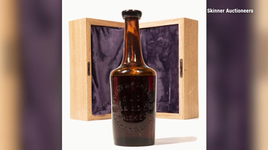 أقدم زجاجة ويسكي يبلغ عمرها 250 عامًا تُباع بهذا السعر