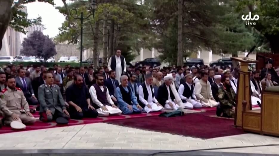 شاهد الرئيس الأفغاني يواصل صلاة عيد الأضحى مع سقوط الصواريخ في مكان قريب