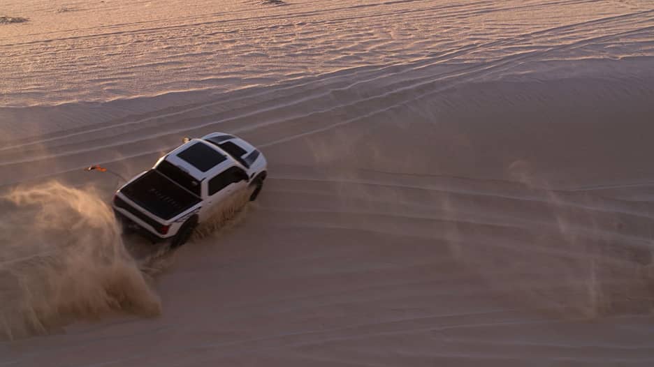 "أشعر أنني أطير".. هذا ما تفعله القيادة على الكثبان الرملية في صحراء قطر