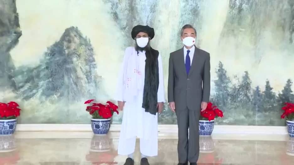 وزير الخارجية الصيني يلتقي قادة طالبان ويدعو إلى السلام