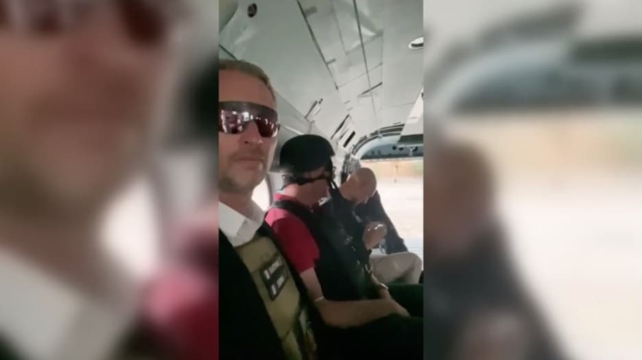 فيديو يُظهر السفير الفرنسي ومسؤولين يستقلون مروحية عسكرية إلى مطار كابول