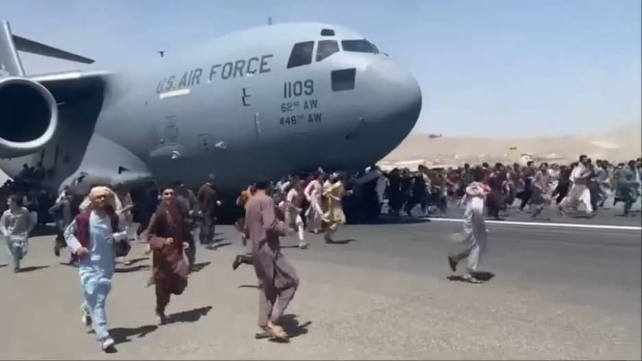 أشخاص يتشبثون بطائرات أمريكية تقلع من مطار كابول