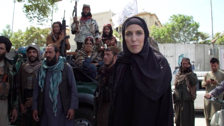 مراسلة CNN تنقل وضع الحياة داخل كابول.. شاهد كيف تعامل معها مقاتلو طالبان