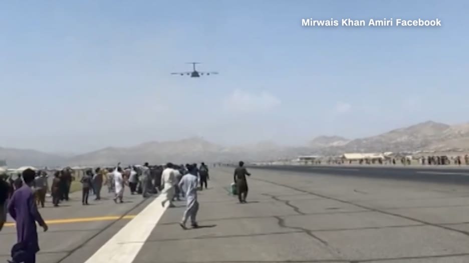 فيديو يُظهر لحظة سقوط ما يبدو أنها جثة واحدة على الأقل من طائرة عسكرية أمريكية تغادر مطار كابول
