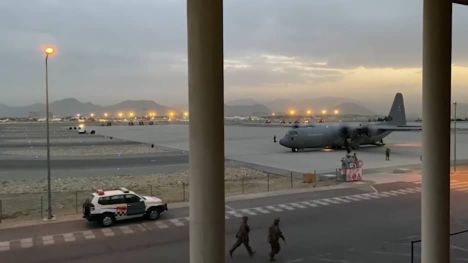 مراسل CNN يأخذ جولة في مطار كابول.. هذا ما رآه