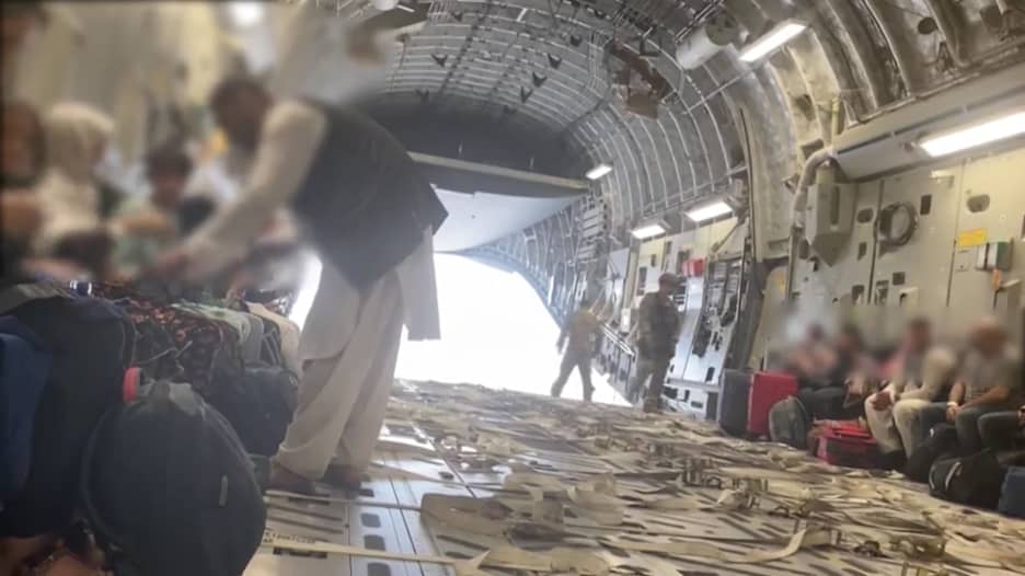 لحظة صعود مواطنين أفغان على متن طائرة قبيل مغادرتها مطار كابول