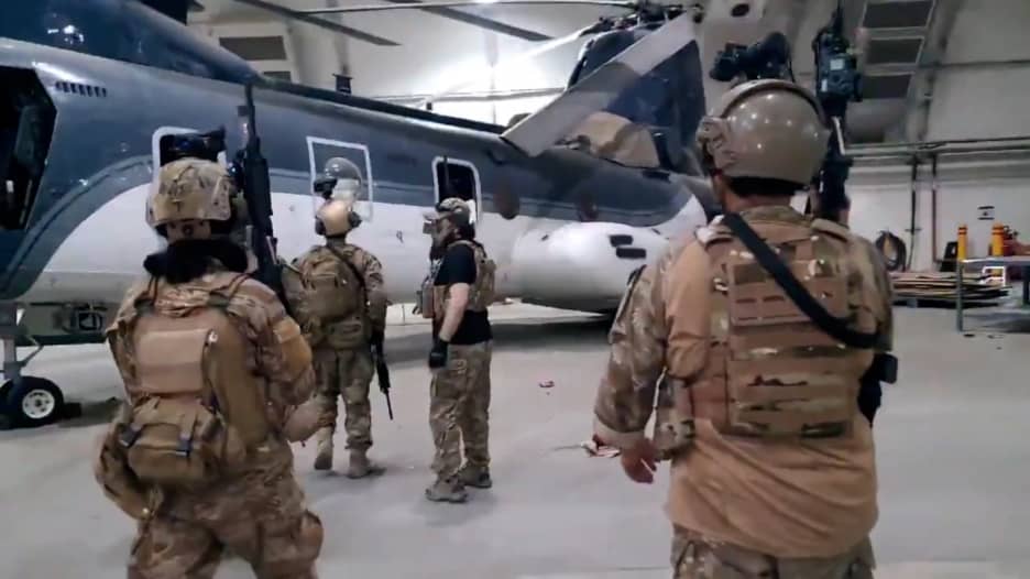شاهد مقطع فيديو لمقاتلي طالبان وهم يتفحصون مروحيات عسكرية أمريكية تركت وراءها