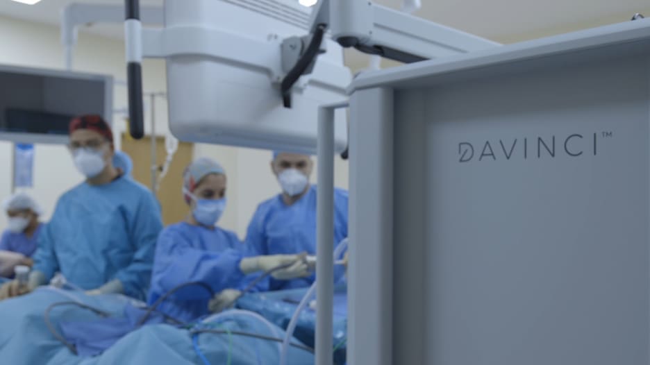 دبي تشهد أول جراحة روبوتية باستخدام "منظومة دافنشي" للتبرع بالكلى بالإمارات.. الطبيبان يتحدثان لـCNN