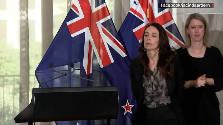 عمدًا أم بالخطأ؟ رئيسة وزراء نيوزلندا تدفع مترجمة خارج الصورة وسط ذهول السيدة