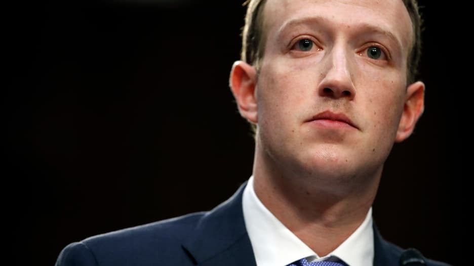 هل سيتنحى مارك زوكربيرغ عن منصبه في فيسبوك؟ مراسلة مطلعة تكشف لـCNN التفاصيل