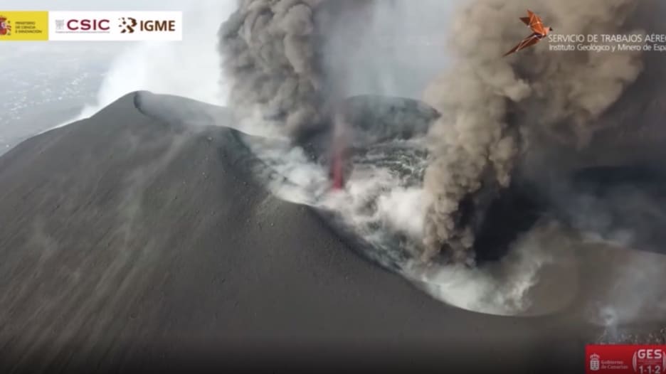 شاهد ما حدث عند اقتراب طائرة من فوهة بركان لابالما النشط