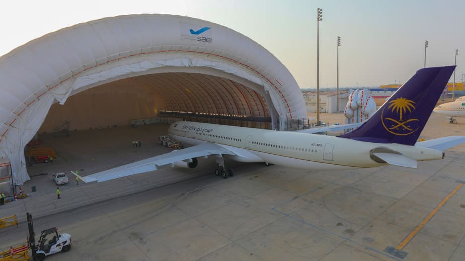 تُنصب خلال ساعات فقط.. شاهد أكبر حظيرة طائرات عملاقة بالعالم قابلة للنفخ ومقرها في السعودية