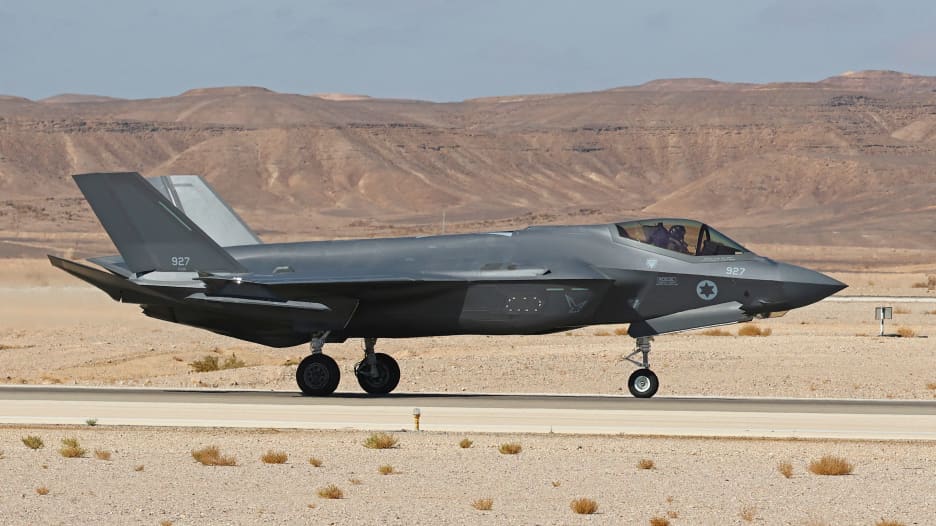 كيف تسهل مقاتلة F-35 المهمة على قائدها؟.. طيار يوضح لـCNN على هامش معرض ...