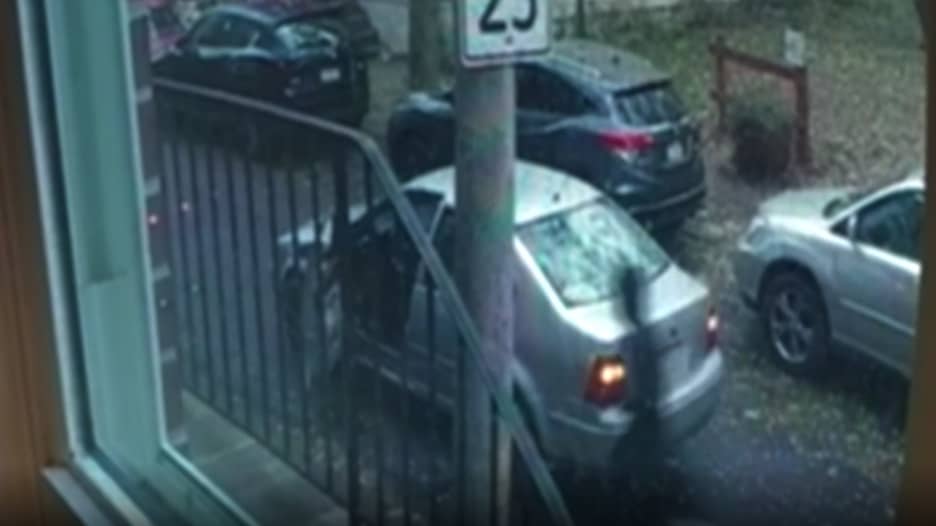 كاميرا مراقبة ترصد لصا يحاول سرقة سيارة توصيل.. شاهد رد فعل سائقها