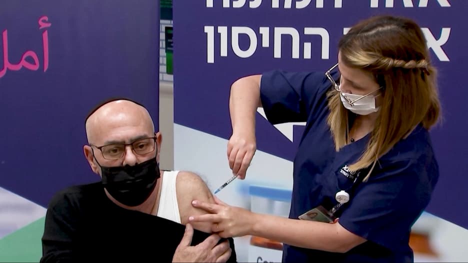 إسرائيل تبدأ بإعطاء الجرعة الرابعة من لقاح فيروس كورونا.. فهل سيؤدي ذلك إلى إبطاء انتشار متغير أوميكرون؟