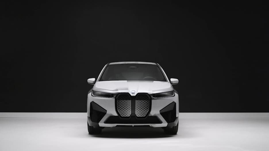 شاهد.. BMW  تكشف عن تقنية جديدة تغير ألوان سياراتها بضغطة زر