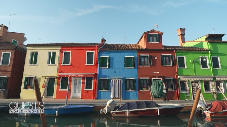 بعيدًا عن جنون السياحة.. تعرف إلى هذه الجزيرة ذات البيوت الملونة في البندقية الإيطالية