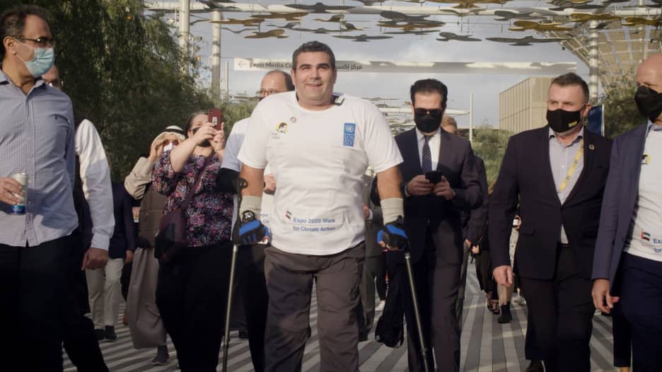 رياضي لبناني من ذوي الهمم يتقدم مسيرة لمواجهة أزمة المناخ بإكسبو 2020 دبي