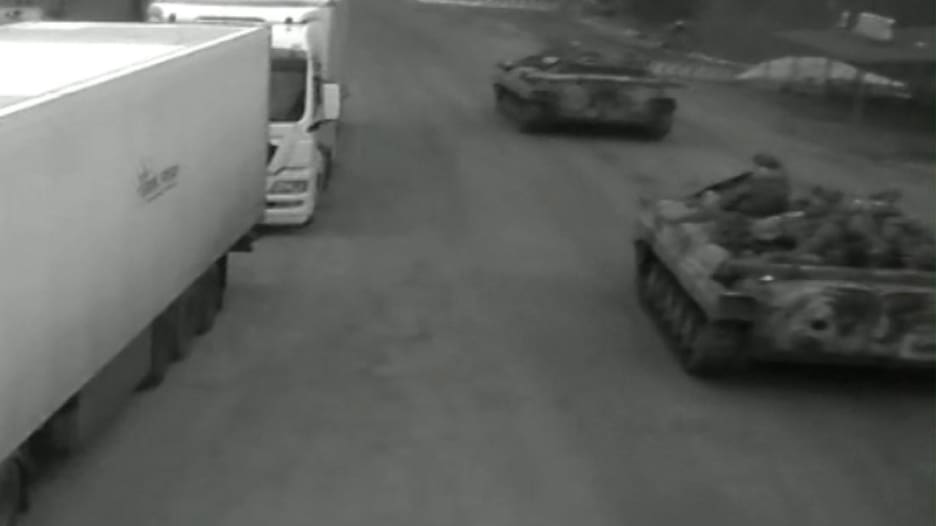 فيديو يرصد لحظة اقتحام دبابات روسية أراضي أوكرانيا عبر بيلاروسيا