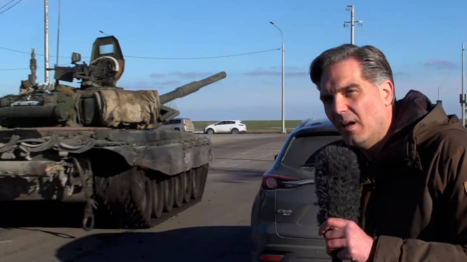 لحظة إطلاق صواريخ ومرور دبابات روسية أمام مراسل CNN ببث مباشر