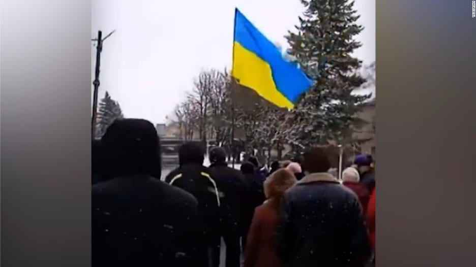 متظاهرون أوكرانيون يقفون أمام إطلاق نار تحذيري روسي