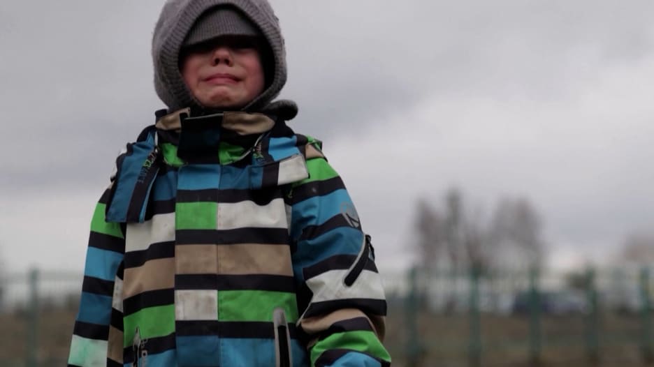 مشهد يفطر القلب.. فيديو يظهر بكاء طفل وهو يعبر إلى بولندا سيرًا على الأقدام لوحده