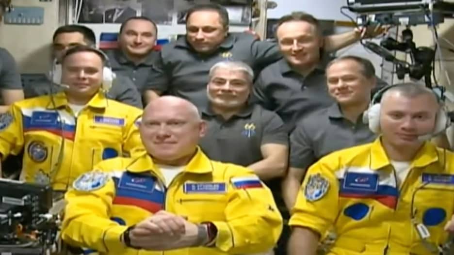 بدلات رواد فضاء روس بألوان علم أوكرانيا في محطة الفضاء تثير جدلا