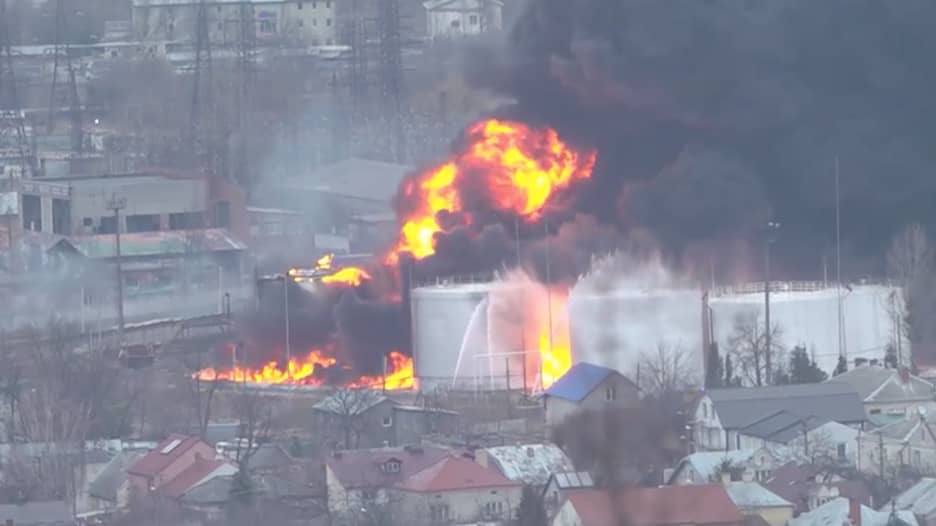 شاهد.. دخان كثيف وسماع دوي سلسلة انفجارات في لفيف غربي أوكرانيا