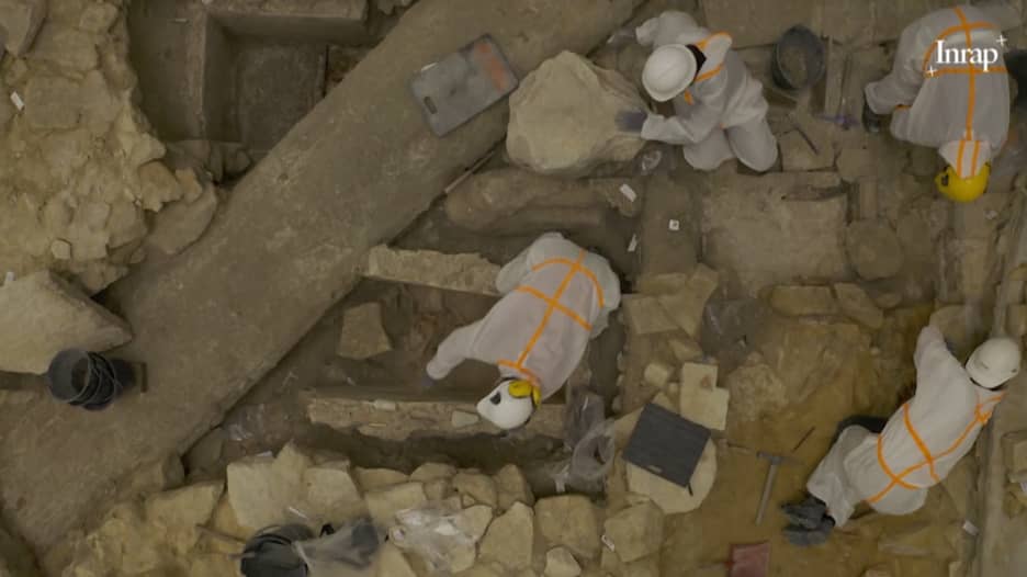 منها تماثيل ومقابر عمرها قرون.. شاهد الكنوز التي اكتشفها علماء الآثار مدفونة تحت كاتدرائية نوتردام