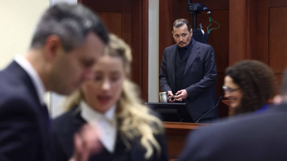 فيديو طريف.. شاهد ما فعله الممثل جوني ديب داخل قاعة المحكمة