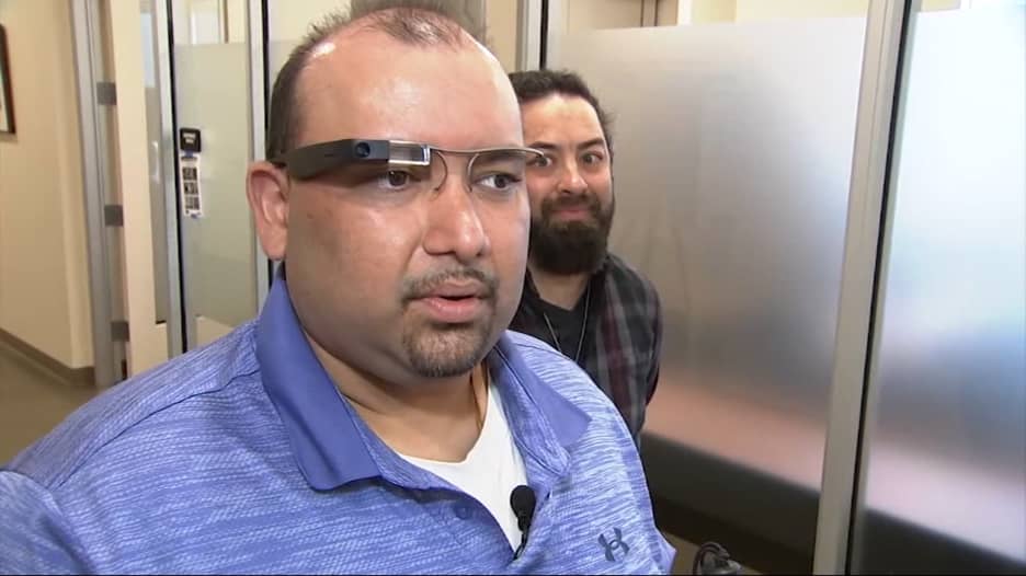 شاهد.. نظارات عالية التقنية تستخدم الذكاء الاصطناعي لمساعدة المكفوفين لقراءة أكثر من 60 لغة مختلفة