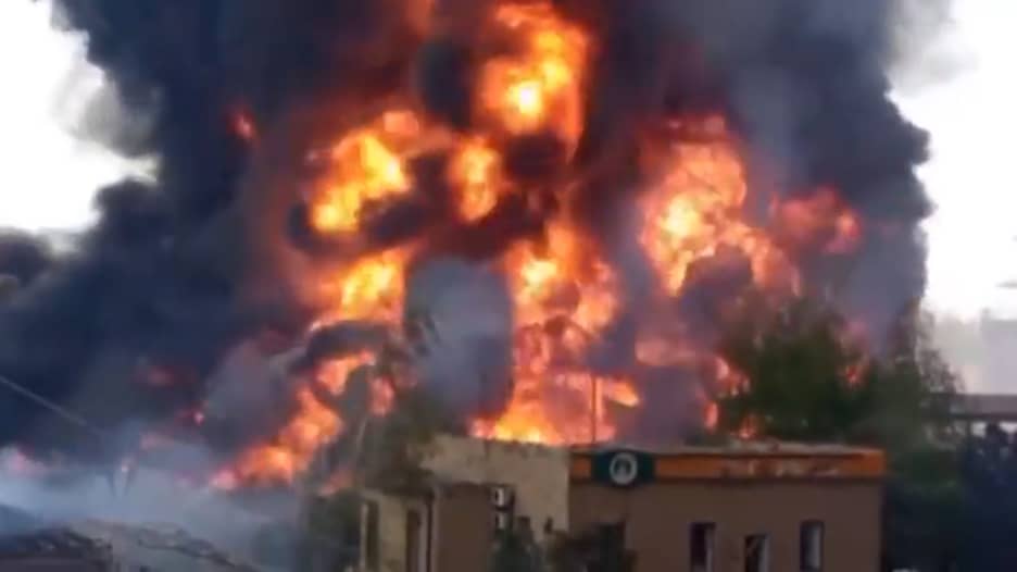شاهد.. قصف أوكراني يسبب حريقا هائلا بمستودع نفط في دونيتسك
