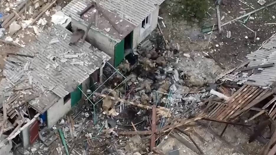 كاميرا طائرة بدون طيار تُظهر جنودًا روس يلقون بالقنابل.. ويطاردون أوكرانيين ويأسرونهم