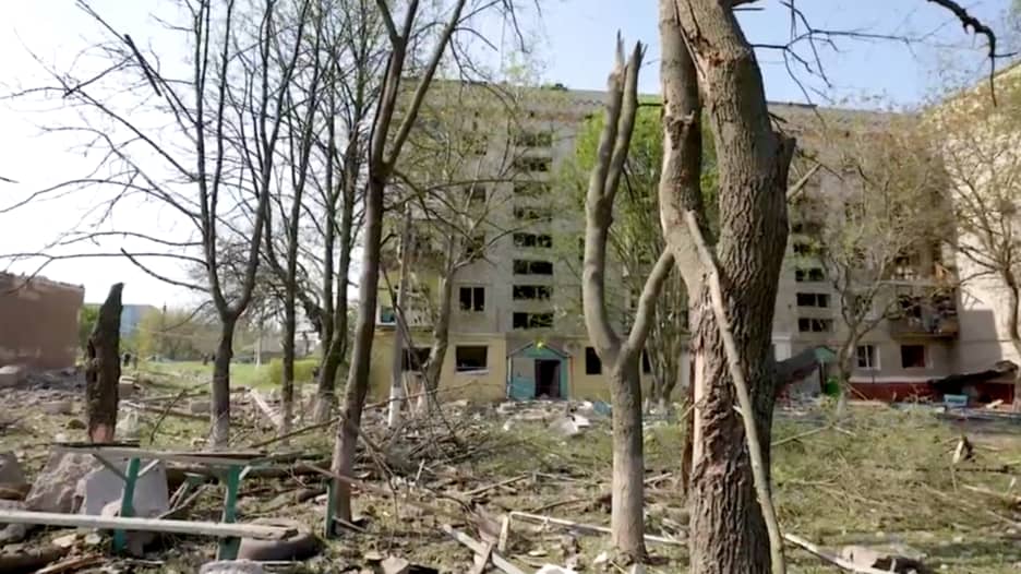 شاهد ما حدث عندما سقطت 6 صواريخ روسية على مجمع سكني في أوكرانيا