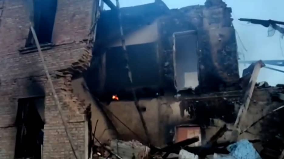 فيديو يُظهر آثار قصف روسي على مدرسة راح ضحيتها ما يقرب من 60 شخصًا