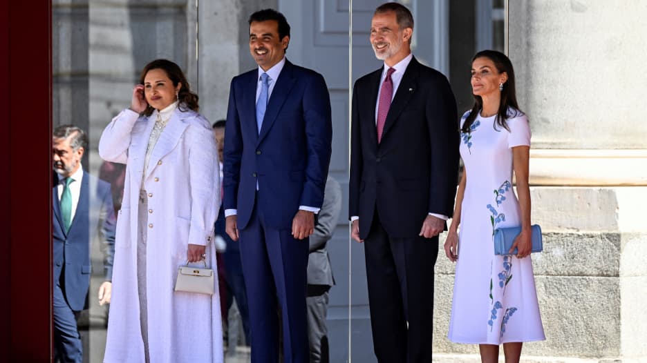 شاهد.. زوجة أمير قطر بظهور نادر في زيارة رسمية خارجية برفقة الشيخ تميم