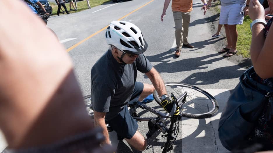 شاهد.. بايدن يفقد توازنه ويسقط من على دراجته أمام حشد من الصحفيين