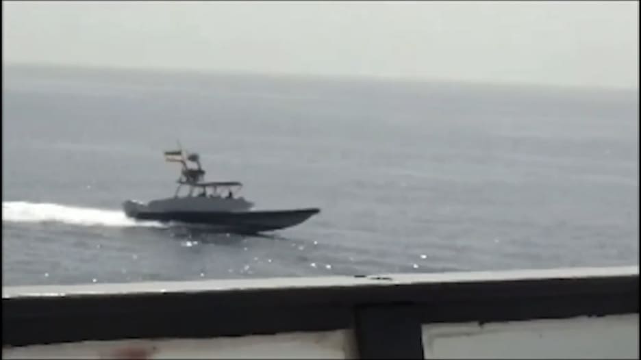 شاهد.. قوارب إيرانية "تتحرش" بسفن أمريكية في مضيق هرمز بـ"طريقة غير آمنة وغير مهنية"