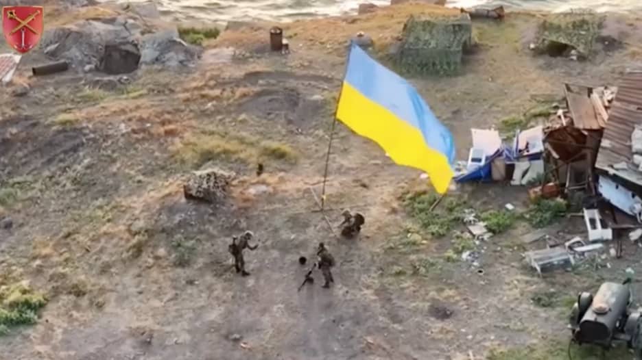 روسيا ردت بقصفها.. شاهد لحظة رفع علم أوكرانيا في جزيرة الأفعى