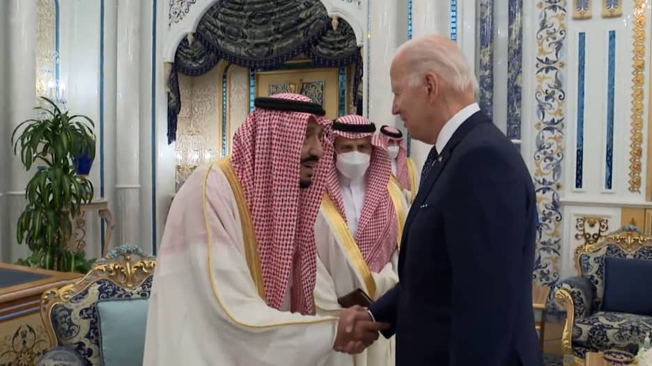 شاهد سير بايدن بجانب محمد بن سلمان قبيل مصافحة العاهل السعودي في قصر السلام