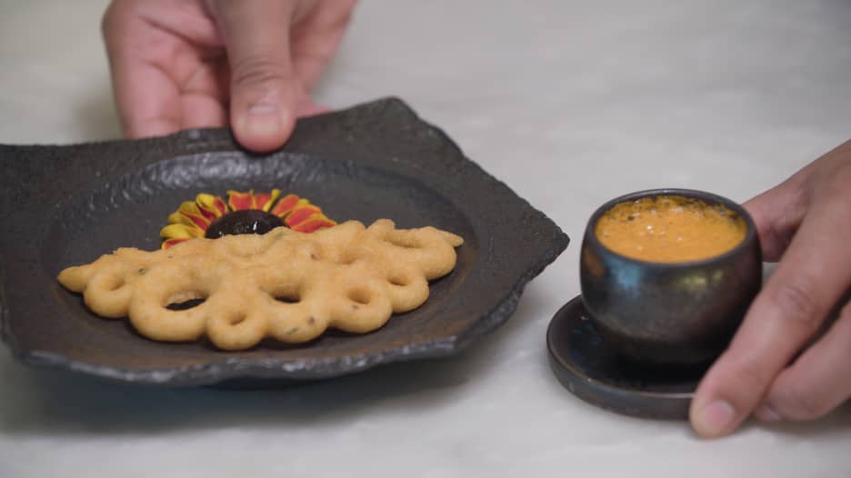 هل تتخيل الطبخ بلا بصل أو ثوم؟ شيف يعيد ابتكار الطعام الهندي في دبي