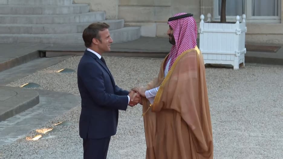 شاهد لحظة وصول ولي العهد السعودي لقصر الإليزيه وماكرون في استقباله