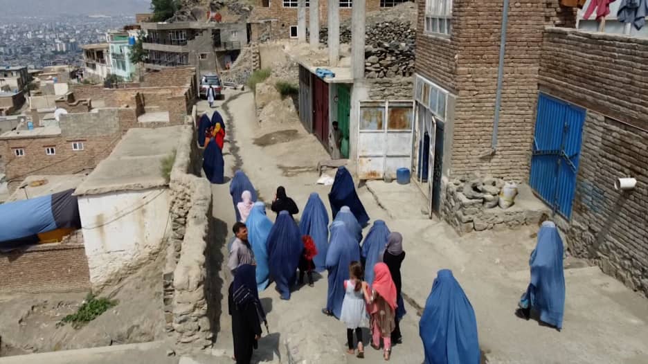 مذيعة CNN في أفغانستان بعد عام من استيلاء طالبان على السلطة.. شاهد كيف تبحث الأمهات عن طعام لأطفالهن