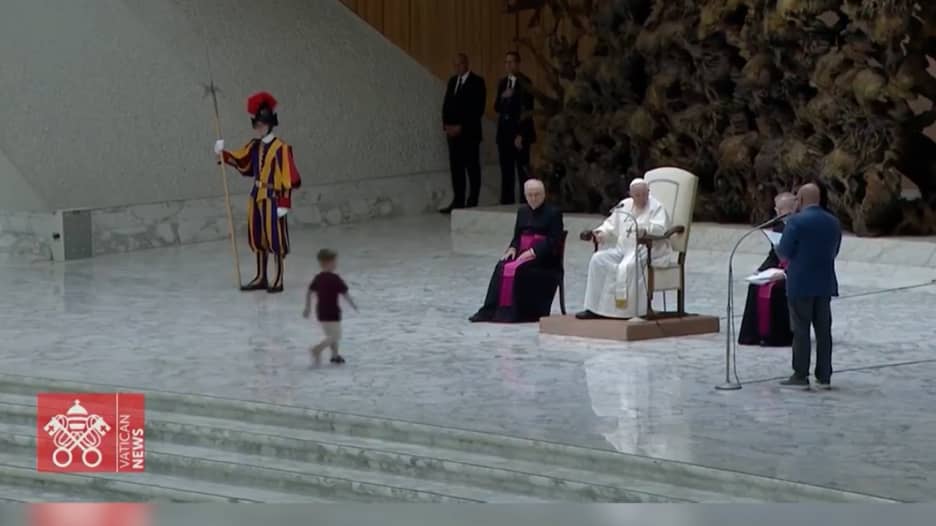 طفل يندفع راكضًا نحو البابا فرانسيس على المنصة خلال قداس.. شاهد ما حدث