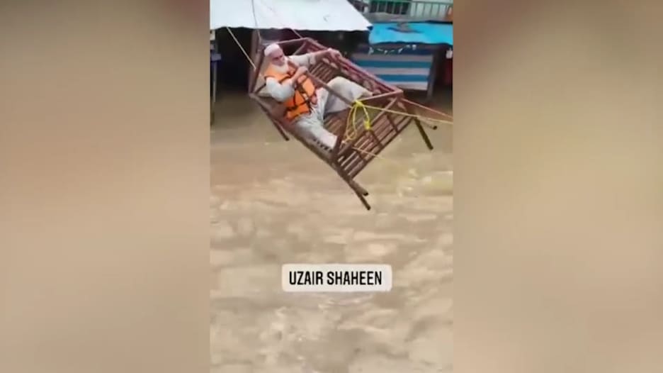 شاهد.. إنقاذ الناس من الفيضانات باستخدام هيكل سرير في باكستان