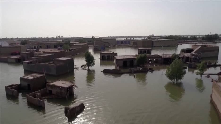 طمست قرية بأكملها في 30 دقيقة.. شاهد الكابوس الذي يعيشه الناجون من فيضانات باكستان