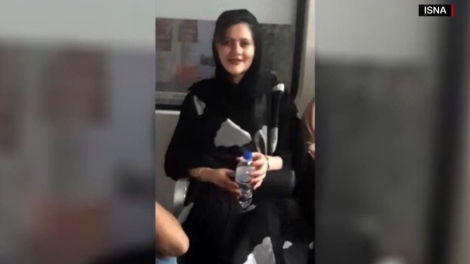 غضب بعد وفاة الشابة الإيرانية مهسا أميني أثناء اعتقالها لدى "شرطة الأخلاق"
